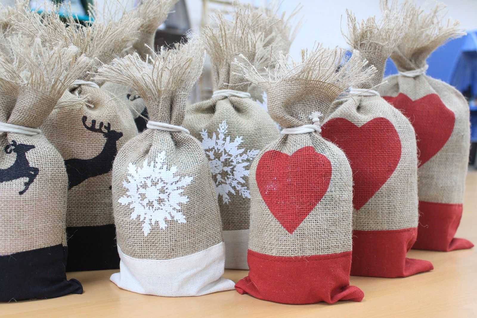 bG9jYWw6Ly9tZWRpYS9TTS8wRC82MFIzMEMxRzZHVjMwRFNNLzE4MmVjNGZiLmpwZWc.jpg Danish Pouch Set of 3 - White & Snowflake - Image 6