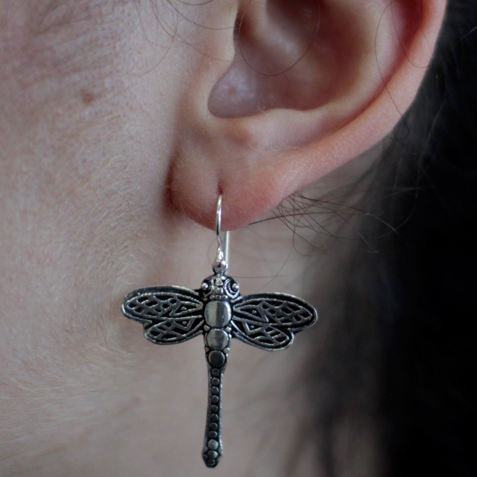 bG9jYWw6Ly9tZWRpYS9TTi80Qy82MFIzMEMxRzZDVks0Q1NOL2UxMWM1ZjUzLmpwZWc.jpg Silver Earrings - Dragonflies