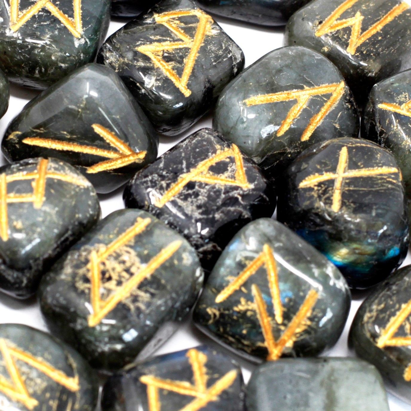 bG9jYWw6Ly9tZWRpYS9TTi9HQy82MFIzMEMxRzZNUzNHQ1NOLzMwYTk3ZDZkLmpwZWc.jpg Runes Stone Set in Pouch - Labradorite