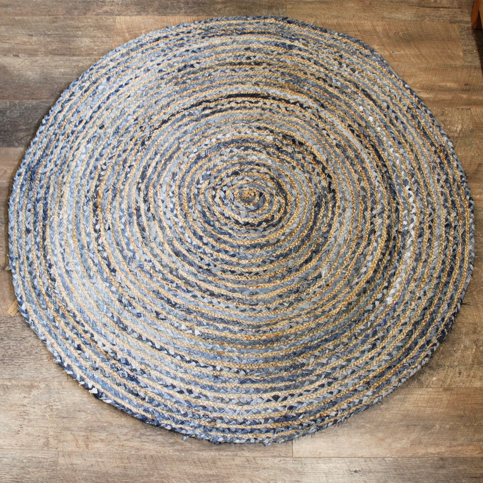 bG9jYWw6Ly9tZWRpYS9TUC84Qy82MFIzMEMxRzZNVzM4Q1NQL2VkNjk3NmJiLmpwZWc.jpg Round Jute and Recycle Denim Rug - 150 cm