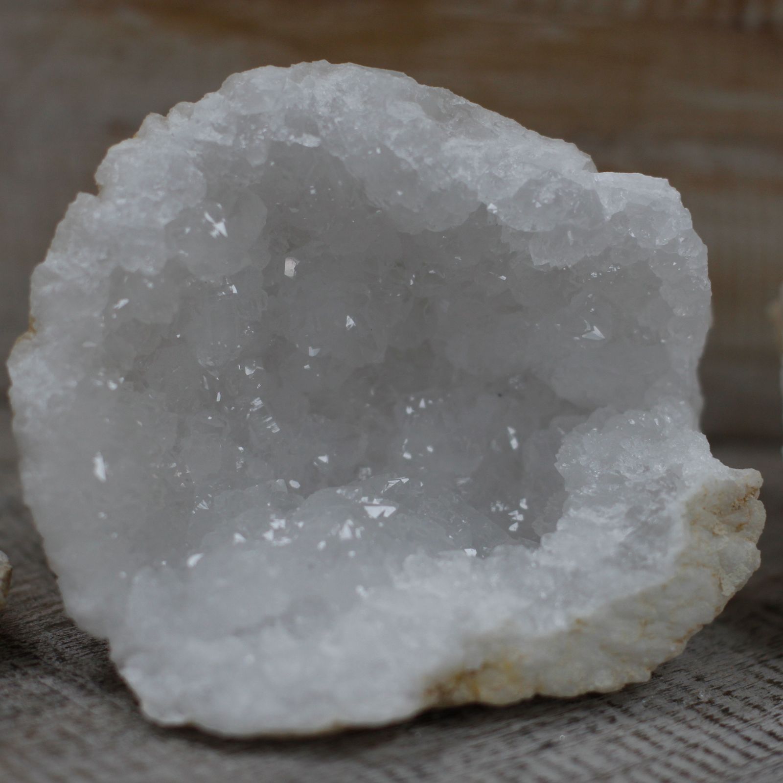 bG9jYWw6Ly9tZWRpYS9TUS9BQy82MFIzMEMxRzZNVktBQ1NRLzZiMDM0YzdjLmpwZWc.jpg Calsite Geodes - 15-18 cm - Image 4
