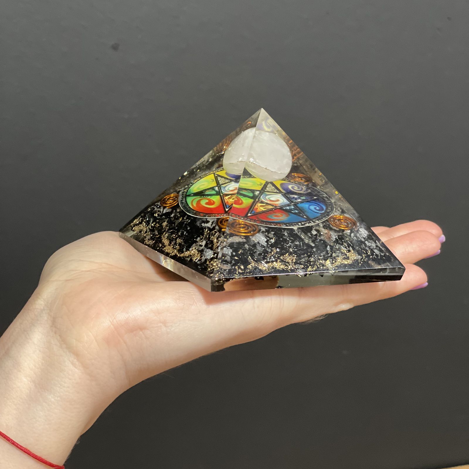 bG9jYWw6Ly9tZWRpYS9TUi9KRC82MFIzMEMxRzZSUzNKRFNSL2ZmZjAyMDY2LmpwZWc.jpg Orgonite Pyramid - Midnight Pentagon - 70mm - Image 3