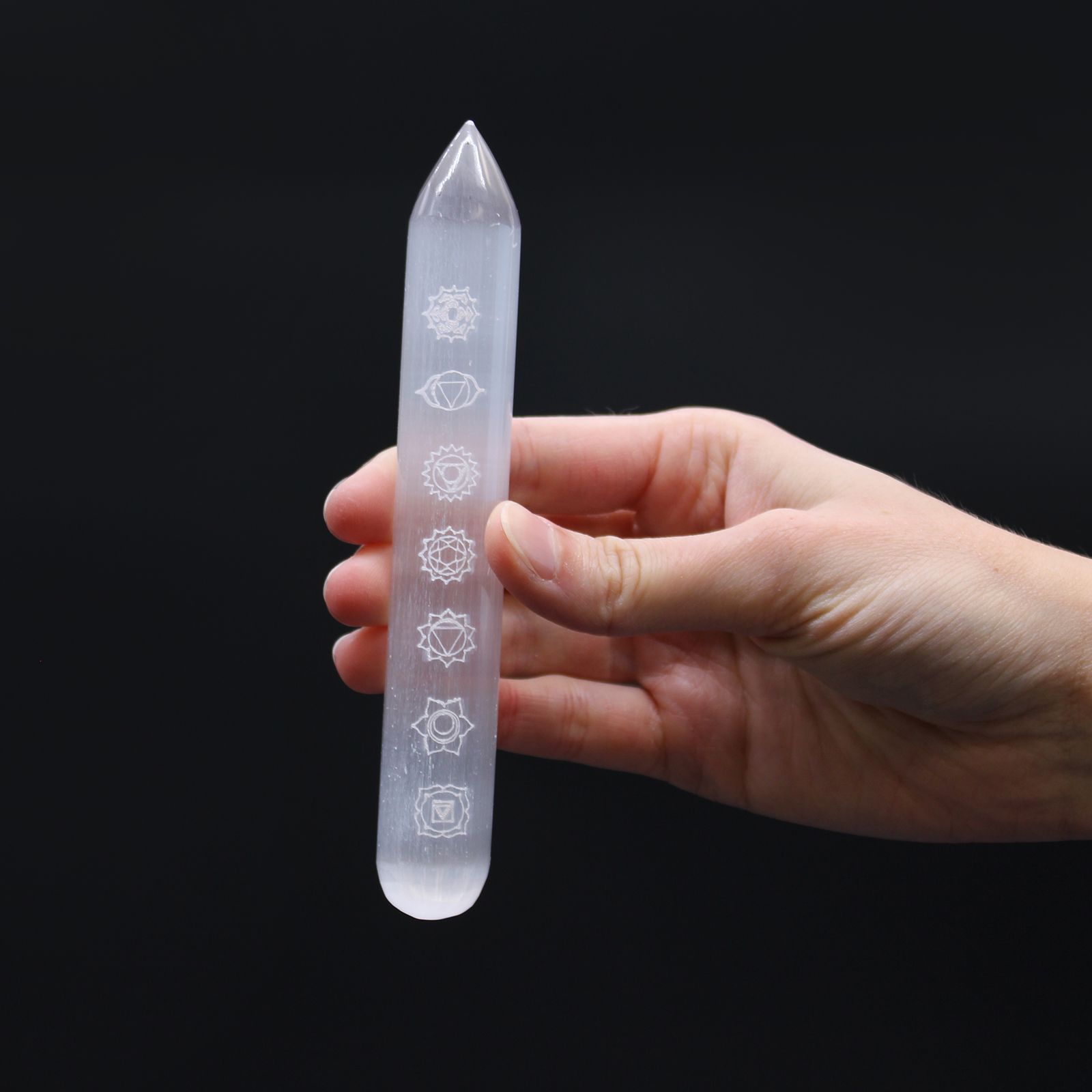 bG9jYWw6Ly9tZWRpYS85TS8yQy82MFIzMEMxRzZSVjMyQzlNL2UwMDc2NGJlLmpwZWc.jpg Selenite Wand - 16 cm (Point one End) 7 Chakra - Image 3