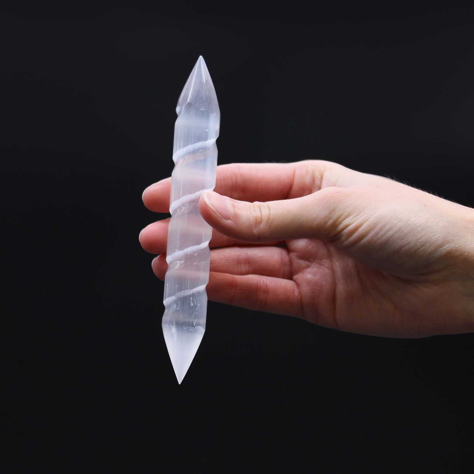 bG9jYWw6Ly9tZWRpYS8xUi9BQy82MFIzMEMxRzZNVktBQzFSLzYxYTdiYzlmLmpwZWc.jpg Selenite Spiral Wands - 16 cm (Point Both Ends) - Image 3